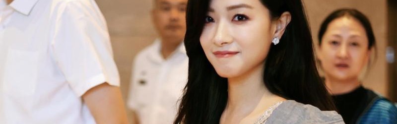 看了万茜，再也不觉得长雀斑难看了！