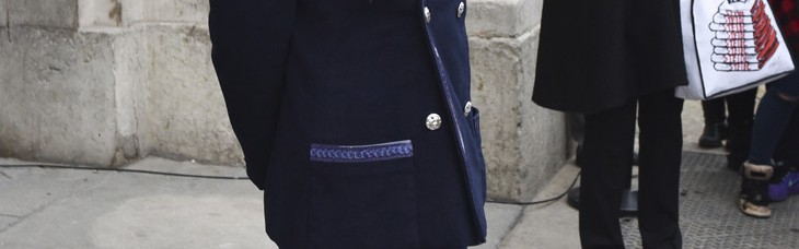 权志龙的“雷锋帽”太抢眼，Cara抱着狗来见老佛爷！