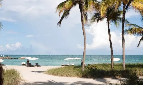 天气这么热不裸怎么行 到最性感海滩释放自我