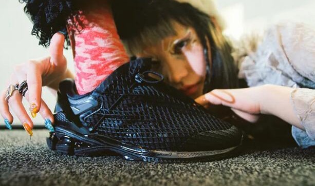 ASICS X VIVIENNE WESTWOOD ｜ 极简下的原始之美