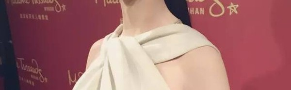 刘诗诗与＂蜡像妹妹＂神同步，0毛孔肌肤分不清谁是真人！