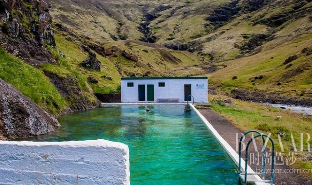 藏在冰岛山谷里的游泳池，美到让你窒息