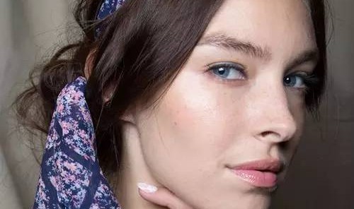 假期出游你堵在哪了？温馨提示，无论在哪里，我们也不能脱妆呦！