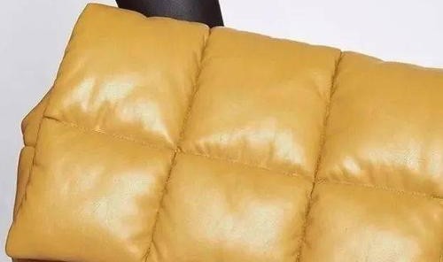 天冷了，想要女明星手里这只暖乎乎的枕头包！