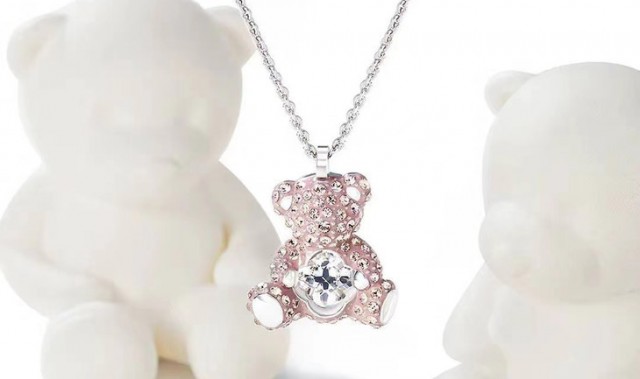 施华洛世奇携手品牌代言人唐嫣传递甜蜜