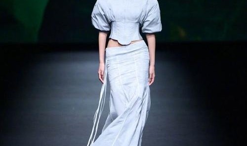 时尚芭莎90秒｜在上海时装周，发现中国设计师的时尚新视角