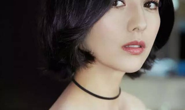 “第一锁骨”佟丽娅艳惊四座！脸变小下巴变尖都是锁骨的功劳！