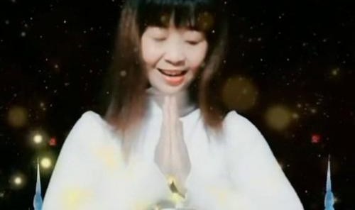 姑娘，你脸上的光闪到我了！