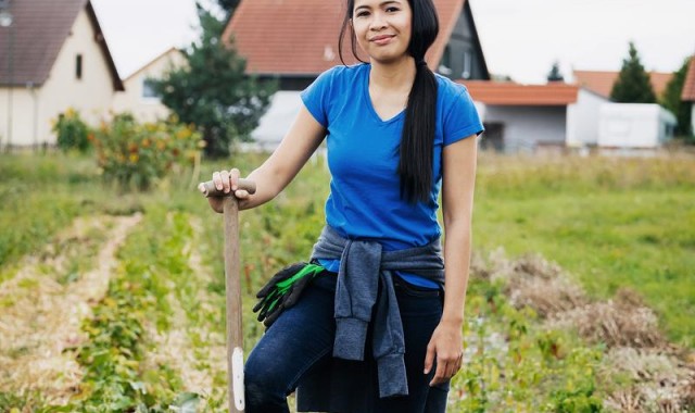 她们行走在乡村，每一步都坚韧