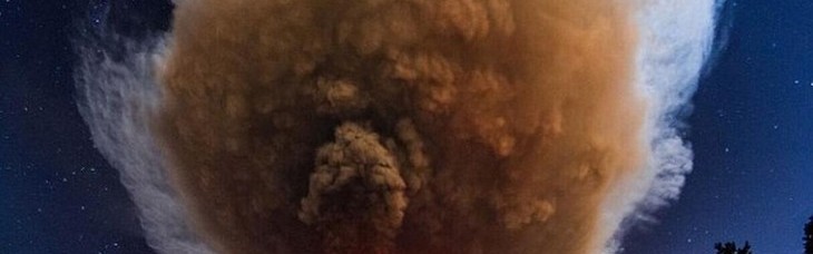 欧洲最高活火山喷发,烟柱爆出闪电蔚为壮观