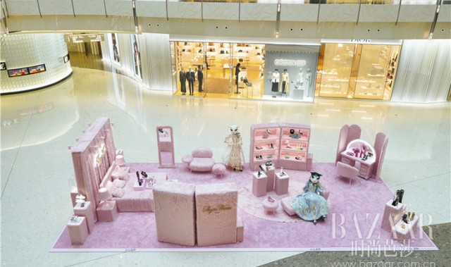 粉绒雅趣，漫步幻境 Roger Vivier罗杰 · 维维亚「Pink Fluffy」限时概念展闪耀登场