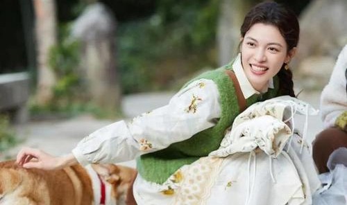 热巴都爱的 “奶奶牌” 毛背心，究竟有何魅力？