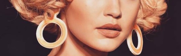 戚薇帅到想嫁，Gigi被变态偷袭，她还揍了变态两拳！【芭瞎时装周】