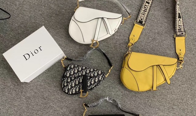 lv女包最新,店家推出新款古董单肩包和实物一样