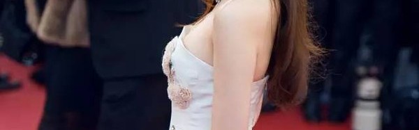 刘亦菲 来戛纳带10年前买的包，读英文书还记笔记！