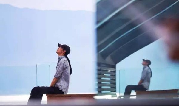 他在意气风发的年纪远离大城市，来到了心中的故乡，建立了一座可270度看遍苍山与洱海的民宿！