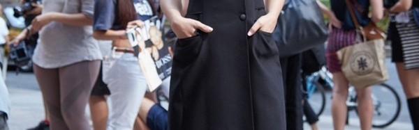 姚晨穿着帅气长马甲去纽约时装周看秀！