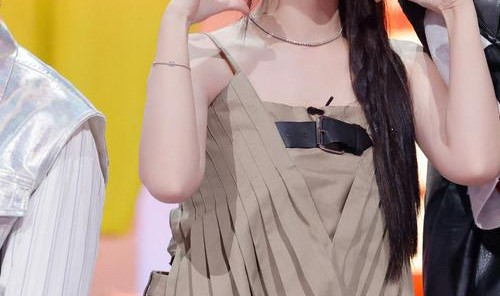 虞书欣：别拦着我，我还能再补补妆！