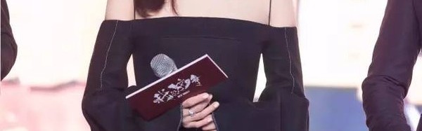 每日星范 ｜ 王珞丹 穿上分体连衣裙的她，美到连刘烨都和她表白了！