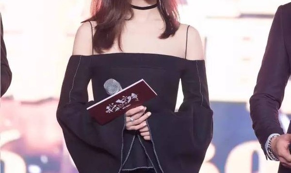 每日星范 ｜ 王珞丹 穿上分体连衣裙的她，美到连刘烨都和她表白了！