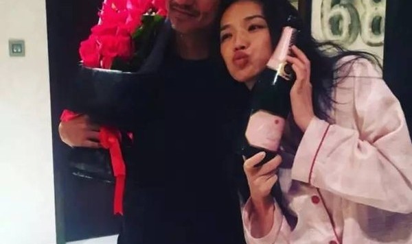 舒淇穿睡衣给冯德伦庆生，撒娇的样子比20岁的热恋少女还甜