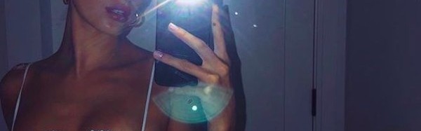 Hailey不带Bieber自拍晒性感，穿的这件衣服太省料了吧！