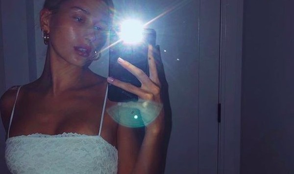 Hailey不带Bieber自拍晒性感，穿的这件衣服太省料了吧！