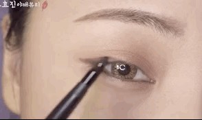 从钟楚曦到宋慧乔，敢画烟熏妆的女人才算活的剔透吗？