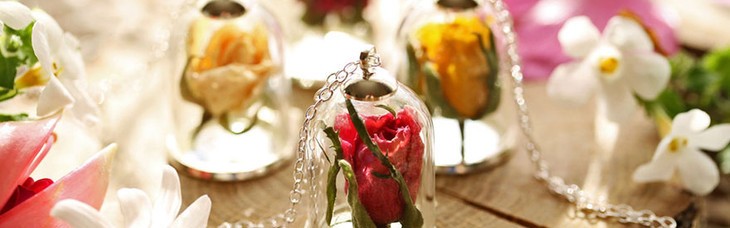 鲜美的小花，在你的脖颈上定格最美的一瞬