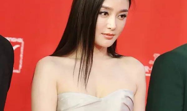 每日星范 ｜ 秦岚 有一种不会输的红毯就是穿婚纱！