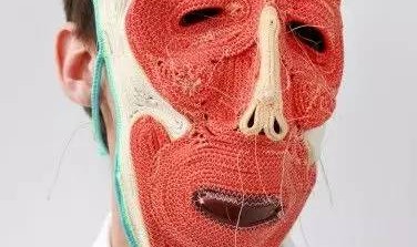 这个男人制作的面具丑爆了，但每个都好想要