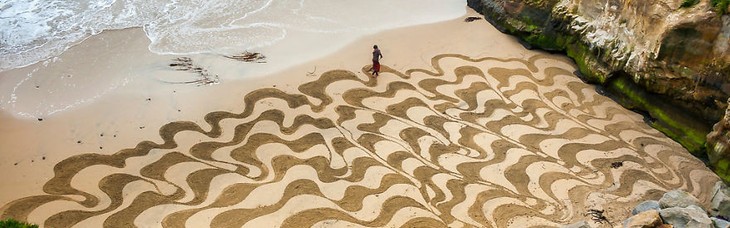 他辞去工作，坚持10年在海滩上作画