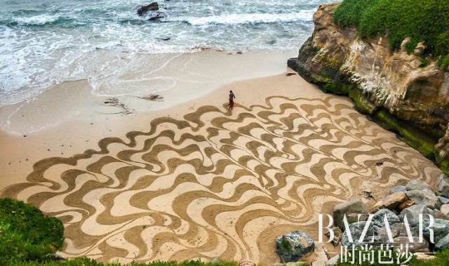 他辞去工作，坚持10年在海滩上作画