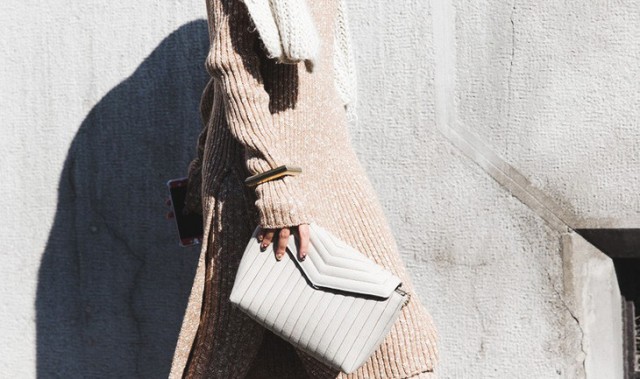 冬天要时髦才是正经事，一条围巾解救你整季的沉闷搭配！