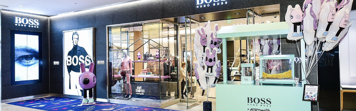 BOSS南京德基店铺重装开业，众明星身着BOSSxJeremyville假日系列现身开幕活动