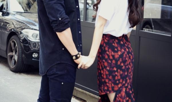 Angelababy T恤加半裙甜蜜出行~ 这”不起眼“的穿法杨幂刘雯也会！