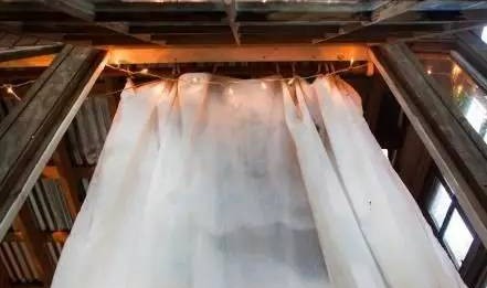 他用废弃物造了三间大树屋