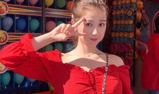 把衣服剪成了一半的宋茜，只为了拥有这件Milkmaid Top！