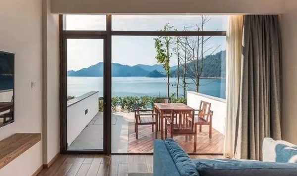 这家180°看湖景的微酒店，竟然不在大理，就藏在离你自驾2h隐世而居的徽派“小村落”里
