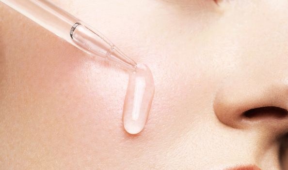 过敏褪去以后，肌肤依然处在易过敏边缘，我们日常护肤中能不能加入美白产品呢？