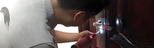 58开锁师傅,磁性门锁打不开需要先用备用钥匙开锁