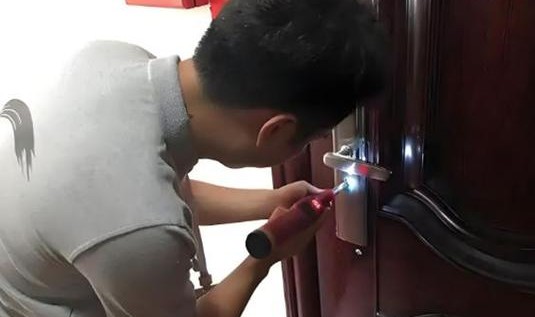 58开锁师傅,磁性门锁打不开需要先用备用钥匙开锁