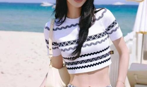 金晨胆子很大啊！一身芭比粉还不吃藕？