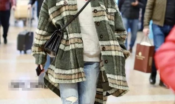 唐嫣张雪迎撞衫撞成消消乐，减龄又好看的格纹大衣难道就这一件吗？