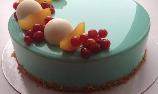 这可能是你见过的最美的蛋糕，因为她是镜面儿的！