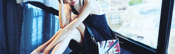 早跟你说吊带裙套T恤会火，看小妖精美得都扭腰了！