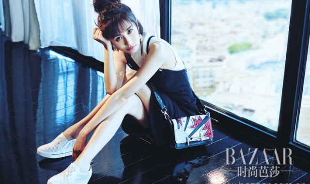 早跟你说吊带裙套T恤会火，看小妖精美得都扭腰了！