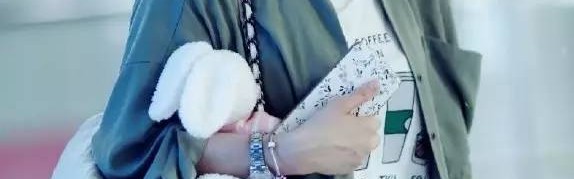 每日星范｜ 蒋欣 一只oversize大包赶飞机，mini包已经不能要了！