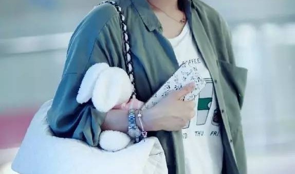 每日星范｜ 蒋欣 一只oversize大包赶飞机，mini包已经不能要了！