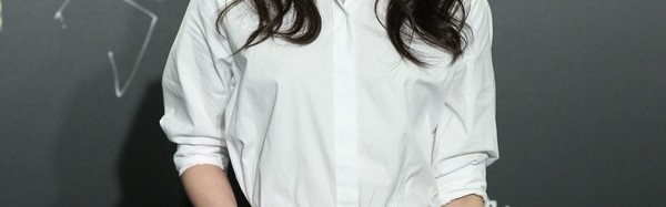 王珞丹白衫配黑裙，女强人就是要干净利落！